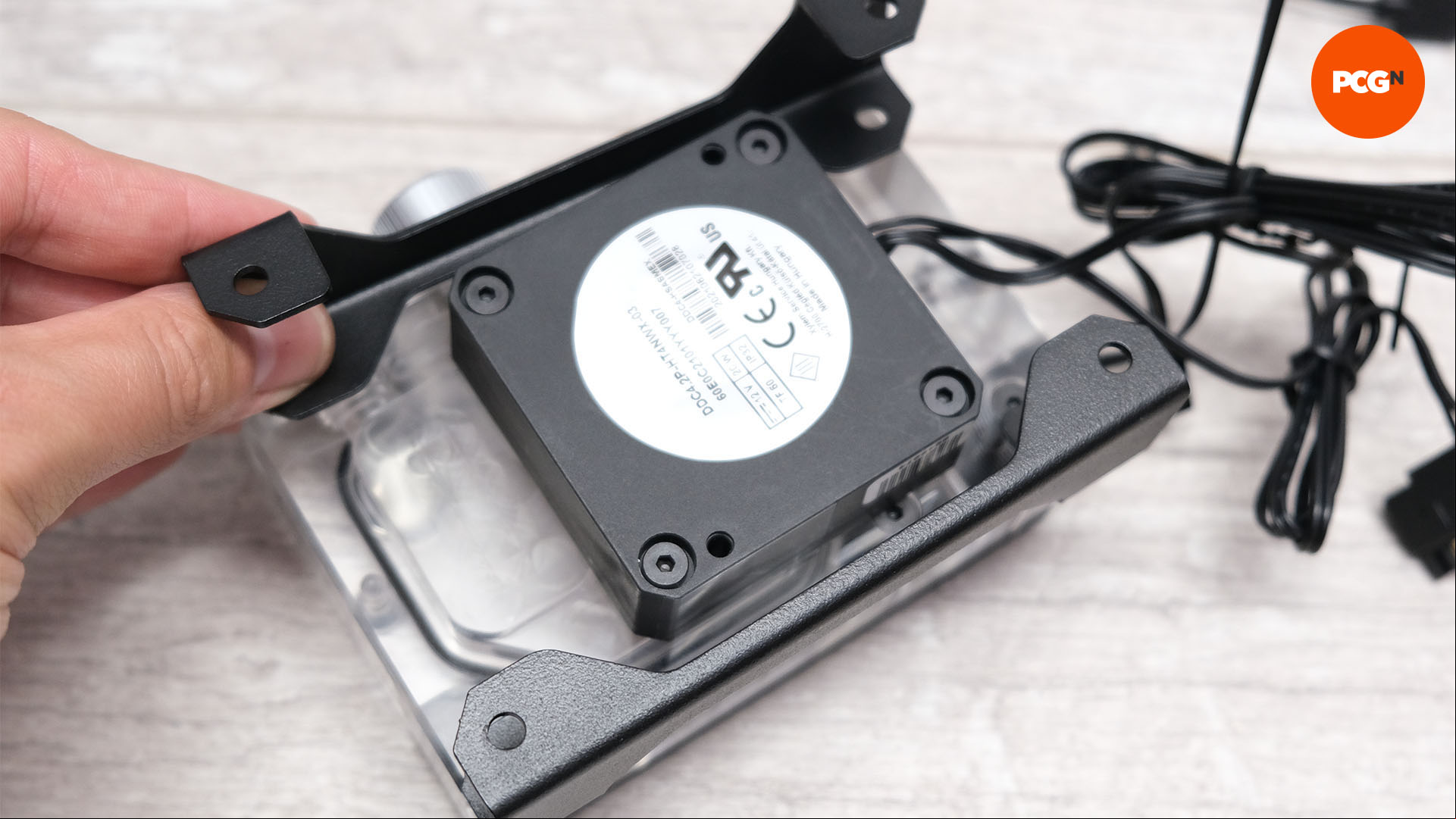 How to mount a reservoir: Fan mounting kit