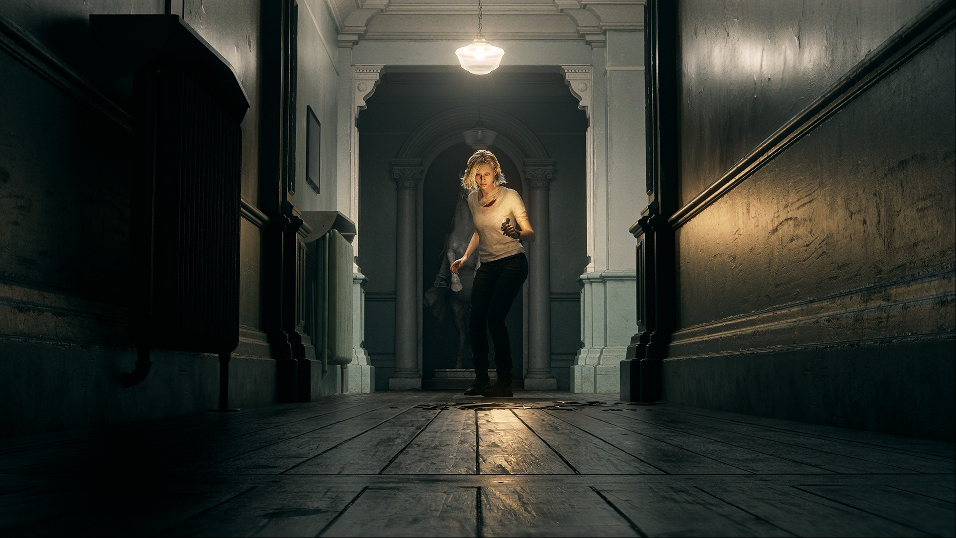 Resident Evil Requiem: A woman creeps through a dimly lit hallway